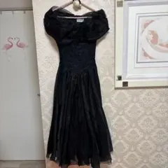 オフショルダー ブラックドレス