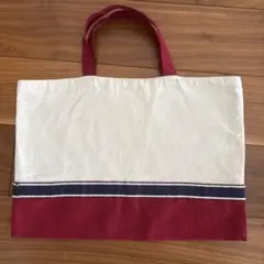 アイボリーと赤の手提げバッグ