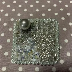 ハンドメイド　パールビーズ　ホワイト系ブローチ