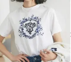 SEVEN TEN by MIHO KAWAHITO エンブレムプリントTシャツ