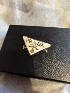 プラダ　PRADA ロゴ　イラスト　ピンバッジ　ピンバッチ　ユニセックス プラダ PRADA ロゴ イラスト ピンバッジ ピンバッチ ユニセックス