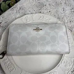 COACH 長財布 ホワイト パンチング シグネチャー - メルカリ
