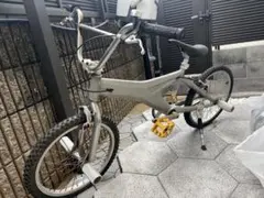 ア*ー様 BMX 自転車 20インチ ストリート カスタム ペグ付き ホワイトのサムネイル
