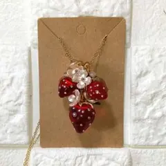 No.392 ハンドメイド いちごとお花 ペンダント　ネックレス