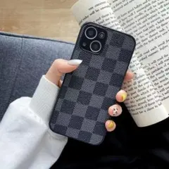 iPhone16　 高級感格子　スマホ　市松模様　両サイドボタン保護　紺