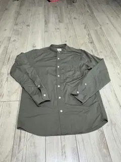 オリーブ色　ノーカラーシャツ