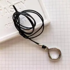 小さめ　ひねり　ハンドメイド　メガネホルダー・牛革紐ペンダント・ネックレス