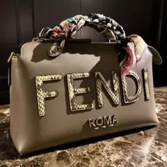 (新品同様)8月8日(土)まで！FENDIフェンディROMAハンド グレージュのサムネイル