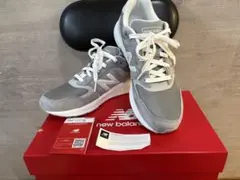 New Balance WW880CG6 Fresh Foam スニーカーV5のサムネイル