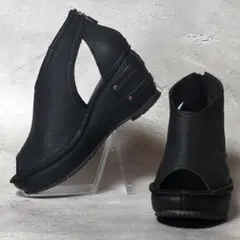 【人気デザイン】新品 ヒナデイグリーン【M】厚底 カッティングデザイン 本革 黒のサムネイル