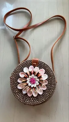 円形かごバッグ 花の装飾付き