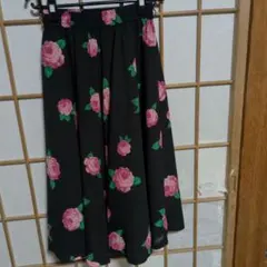 黒地に花柄　フレア ロングスカート 　昭和レトロ