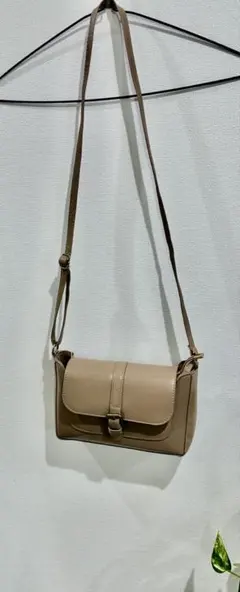 ベージュ ショルダーバッグ フラップ付き