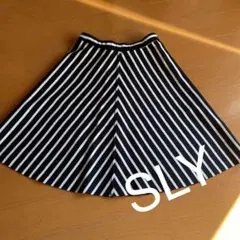 お買い得‼️新品未使用タグ付きのSLYリバーシブルフレアスカート❣️のサムネイル