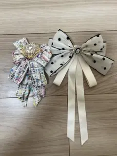 ドット柄リボンバレッタと花モチーフ