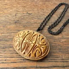 木製 木彫り アイヌ 楕円 オーバル ヴィンテージ 昭和レトロ 唐草ブローチ