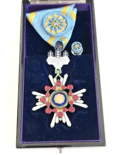【極美品】瑞宝小綬章 H15年制度改正後 新型 完品 勲四等 勲章 徽章 です 激レア 極美品】瑞宝小綬章 H15年制度改正後 新型 完品 勲四等 勲章