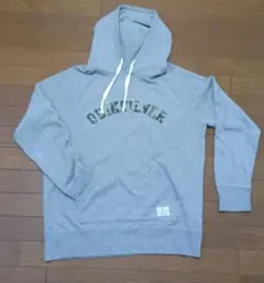 サーフブランドの定番 Quiksilver カモフラージュロゴデザインパーカー