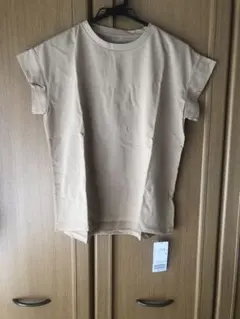 シンプリシテェ　Tシャツ　ベージュ　半袖　タンクトップ　ベイクルーズ　ユニクロのサムネイル