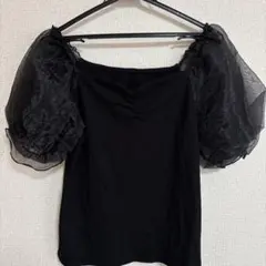 パフスリーブ黒トップス