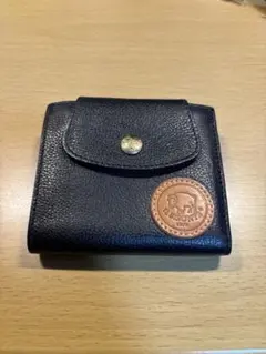 【日本限定/希少】イルビゾンテ 三つ折り財布 丸型ワッペン 1970 ブラックのサムネイル