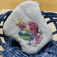 ❤︎カラフル鳥さん❤︎リネン手刺繍　チャーム　ミニファスナーポーチ　プチプレゼントのサムネイル
