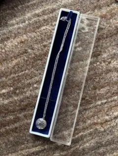 メダル型ペンダントネックレス
