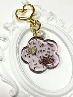 ③レースフラワー　蝶々　キーホルダー　ハンドメイド　レジン製　ピンクパープル系