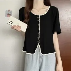 黒いボタン付き半袖トップスのサムネイル