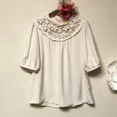 フィント　豪華なレースハイネック　半袖ブラウス　F ベージュ　美品　プルオーバー