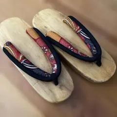 伝統的な和柄の木製下駄