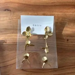 Shiro ゴールド 花モチーフ ロングイヤリング
