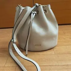【美品】FURLA ショルダーバッグ　巾着　アイボリーベージュ