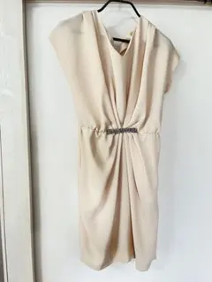 ビジュー付きベージュドレス