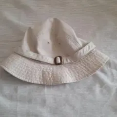ベージュのハット バックル付き