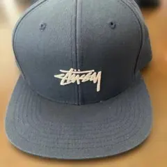 Stussy ネイビー スナップバックキャップ