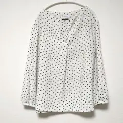 美品✨イネド INED ドット柄Vネックブラウス 白 M 上品 とろみ素材のサムネイル