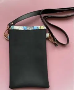 フェイクレザーを使ったスマホショルダーバック