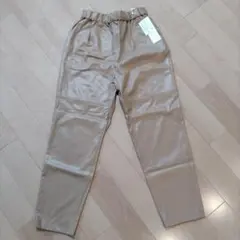 a.v.v フェイクレザー テーパードパンツ モカベージュSサイズ 新品タグ付