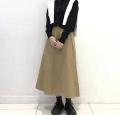 【UNIQLO】気まぐれセール‼️ロングフレアスカート ベージュのサムネイル