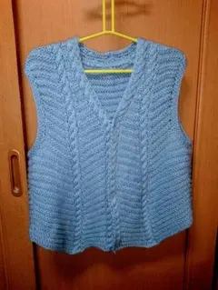 グレーがかった水色ニットVネックベスト フリーサイズ　ハンドメイド