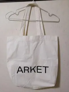 ARKET ロゴ入りホワイトトートバッグ
