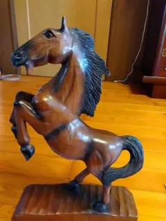 木製 馬の彫刻 立ち上がるデザイン 骨董品 - メルカリ