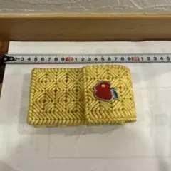 編み込み模様の黄色いケース