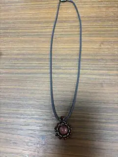 グレーまたは茶色紐 円形赤ビーズネックレス