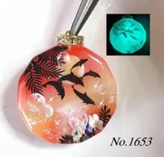 展示用/レジン/虹と親子イルカと子猫達　ミモザ　蓄光　オルゴナイトネックレス 展示用/レジン/夕暮れのイルカの世界 蓄光 オルゴナイトネックレス
