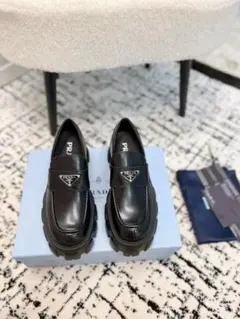 PRADA ブラックレザー ローファー