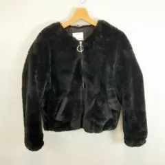 ベルシュカ ノーカラー フェイクファージャケット ブラック Lのサムネイル