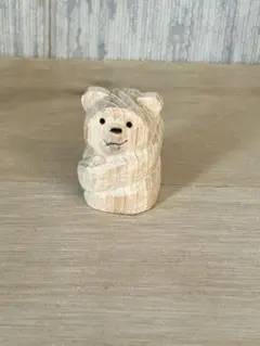 座ってこっち見てるくまさん