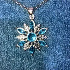 ネックレス雪の結晶キラキラの水色